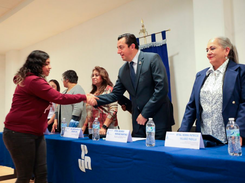 Reconocen a estudiantes de la UPN por concluir módulos de inglés básico en UVEG.