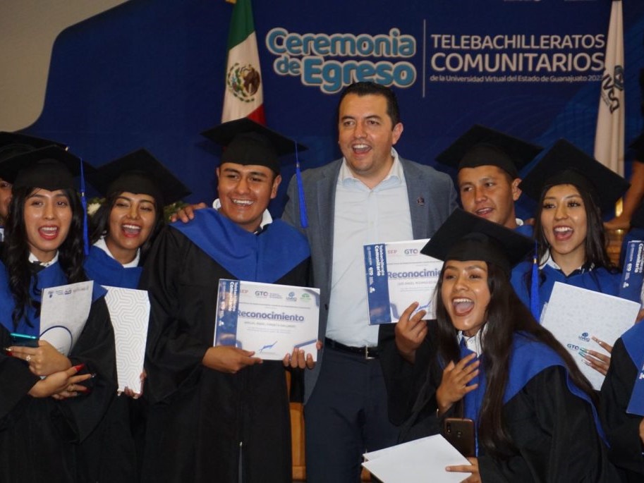 212 jóvenes de Irapuato y Pueblo Nuevo egresan de Telebachilleratos UVEG